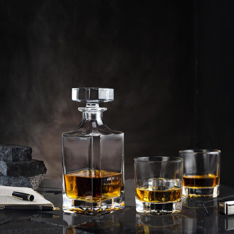 Queen&Stone decanter set displayed in the protective gift box