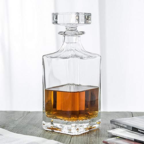 QUEEN&STONE decanter glass stopper close-up, durable seal for preserved flavors