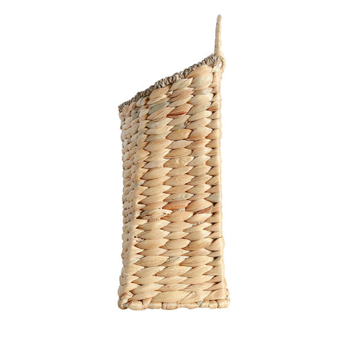 Quincry gift-ready basket adds rustic elegance for housewarmings and celebrations.