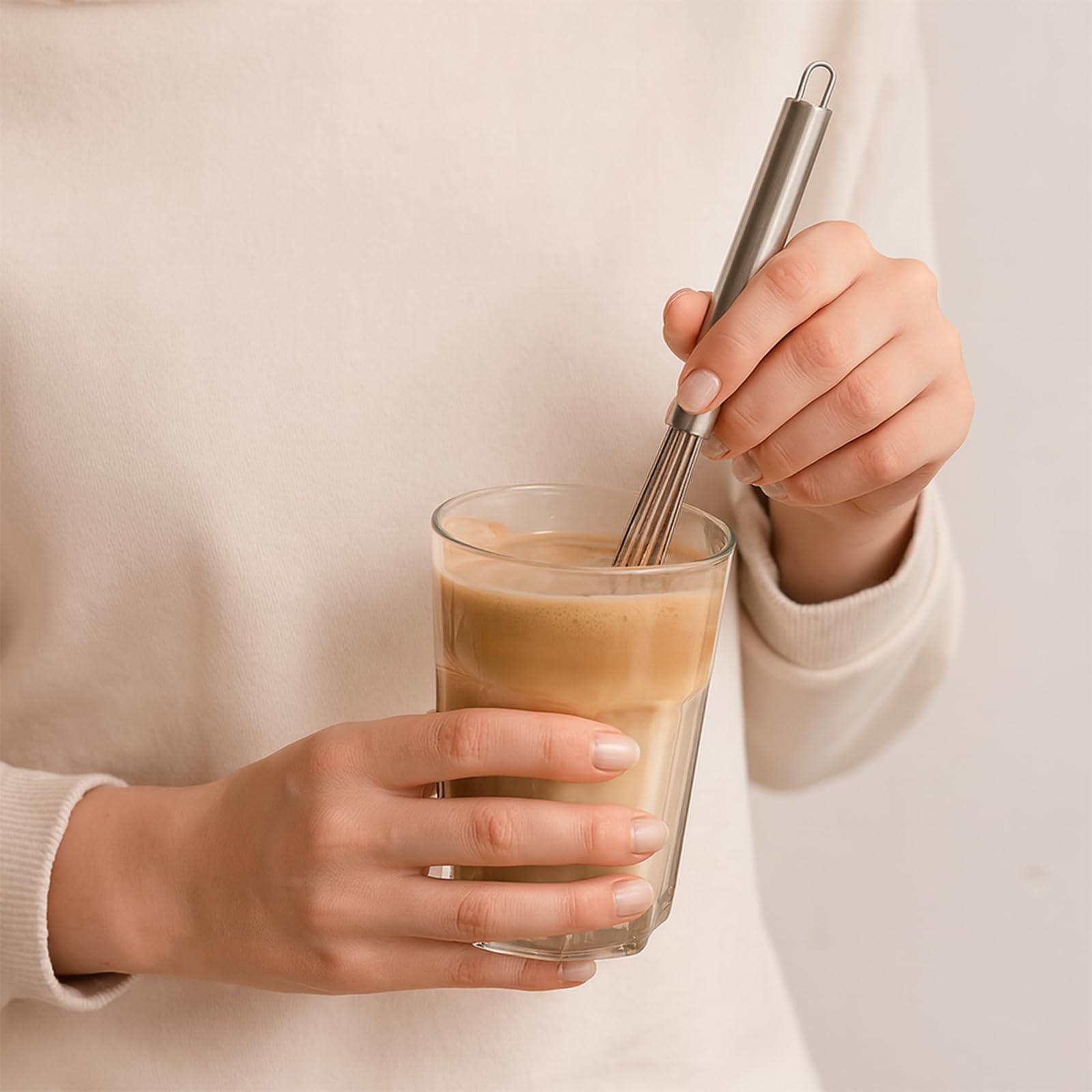 QULLAI whisk ergonomic handle close-up highlights comfortable, fast blending.