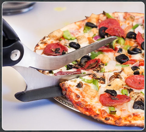 RAAFI precise cutting action demonstrated on a pizza slice
