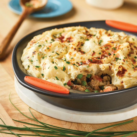 Demonstration of easy food release on the Rachael Ray Yum-o pan.