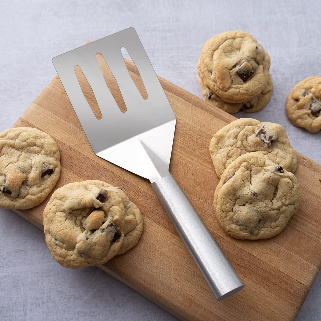 Rada Turnover R128 large-face spatula ready for burgers, chicken, or fish.