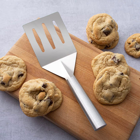 Rada Turnover R128 large-face spatula ready for burgers, chicken, or fish.