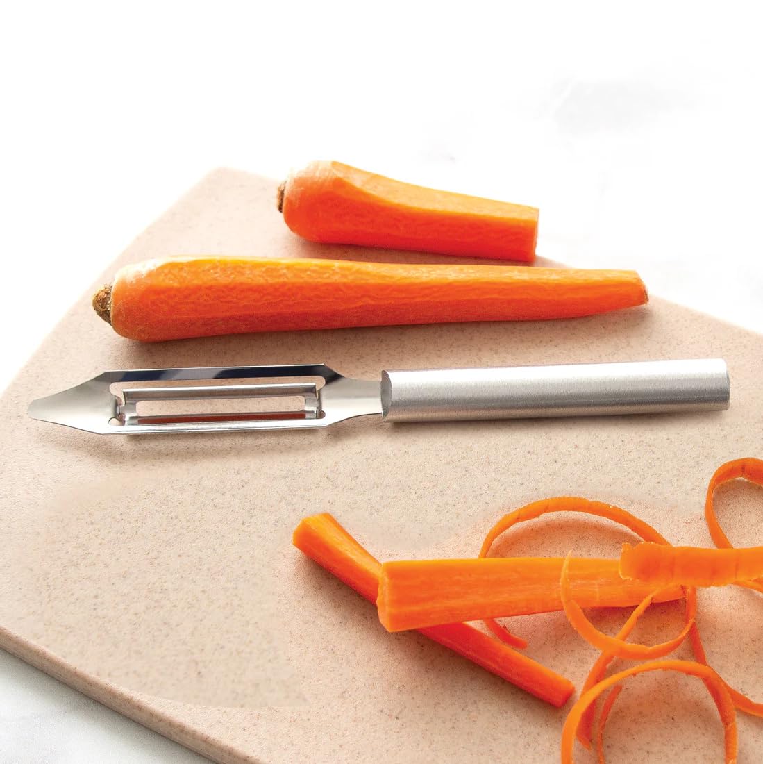 Rada ergonomic design supports comfortable peeling during prep.