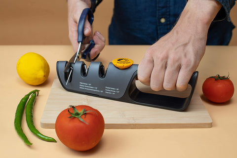 RazorSharp safe-storage keeps blades protected and workspace tidy.