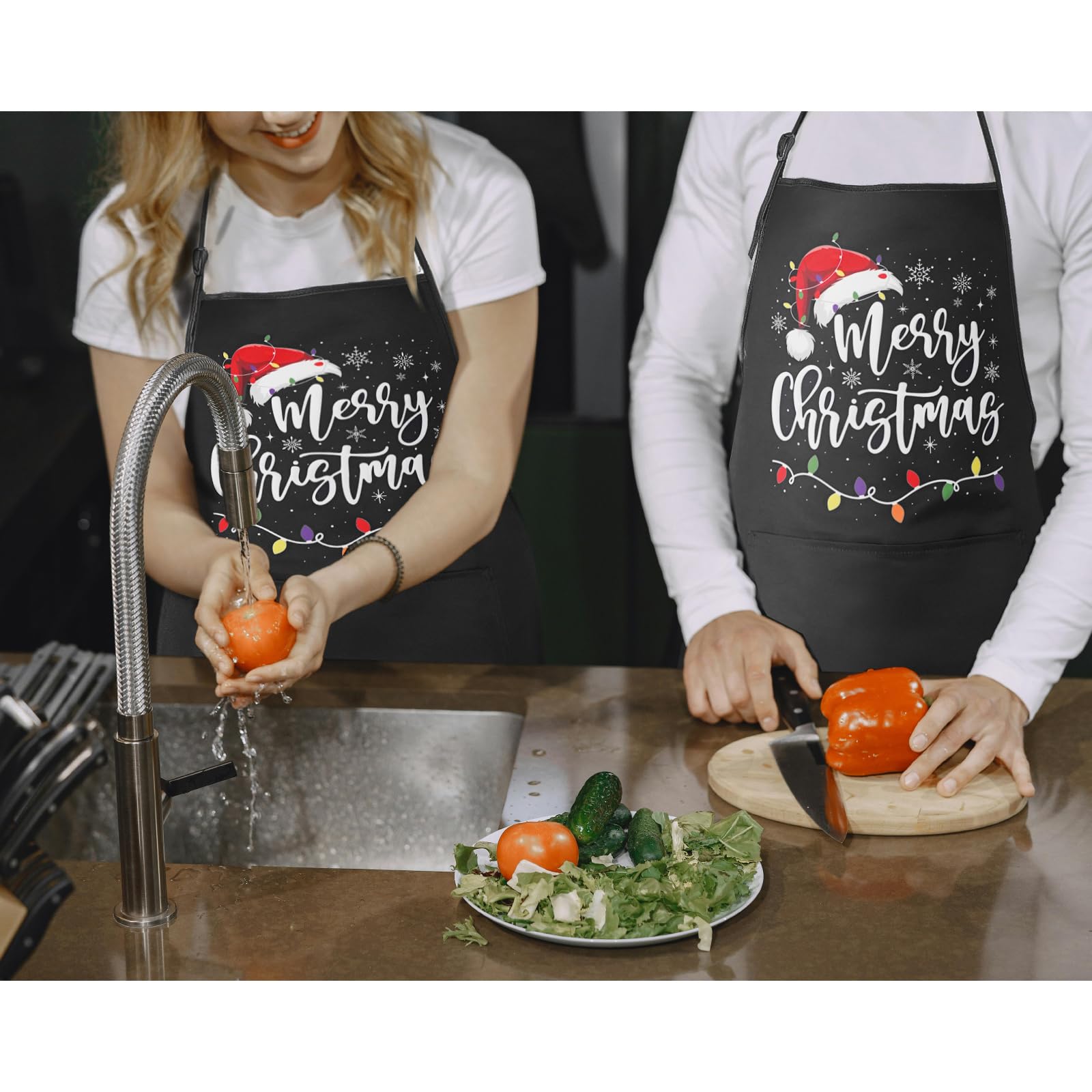 Rcvlauf Christmas apron with pockets for easy storage while cooking.