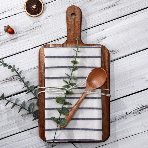 Reallnaive cutting board in acacia wood ready for slicing and serving