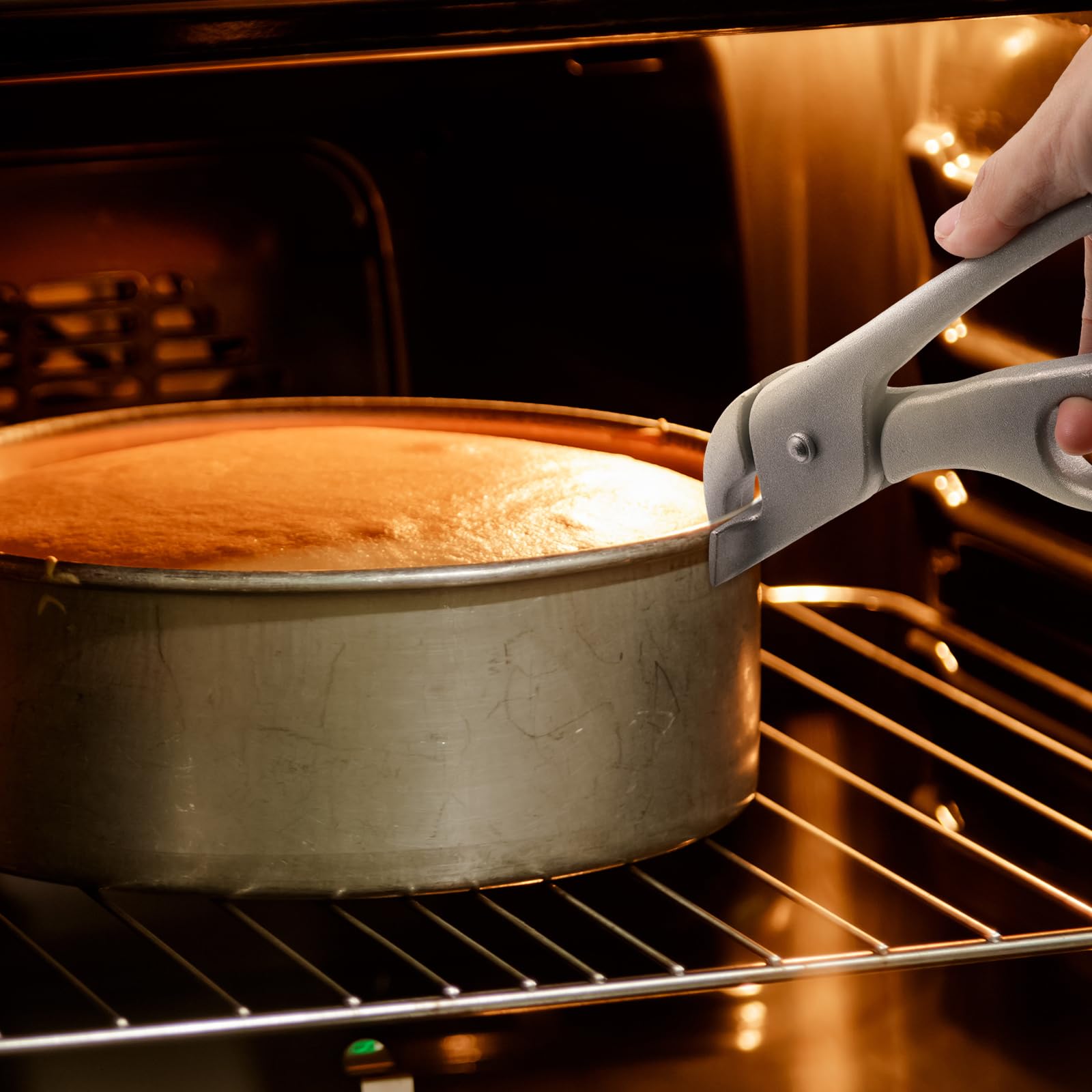 Reallnaive dual-clip pan gripper supports round or rectangular plates.