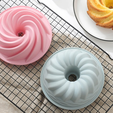 REKIDOOL 6.4 inch diameter by 2.3 inch height pans for small celebration cakes.