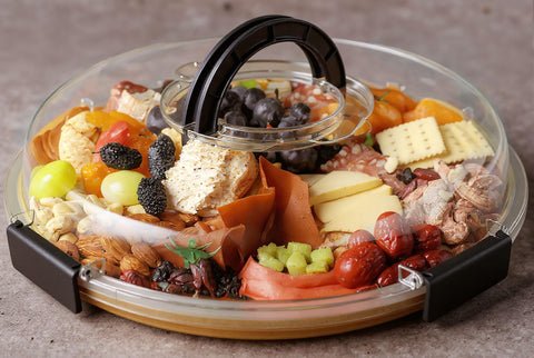 Renmxj round charcuterie board with clear lid demonstrates secure sealing for on-the-go entertaining