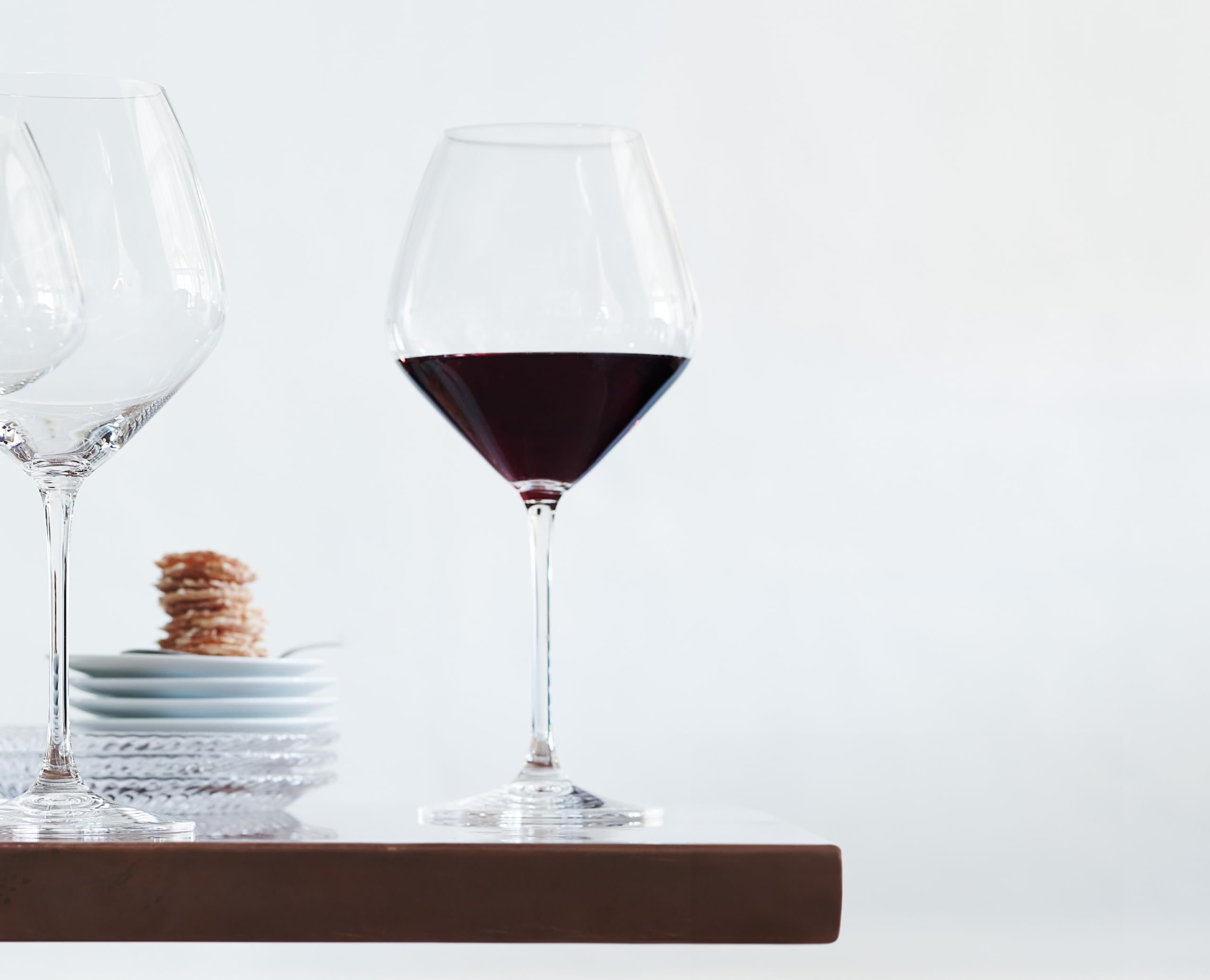 Riedel Extreme Pinot Noir glass close-up rim emphasizes aroma release.
