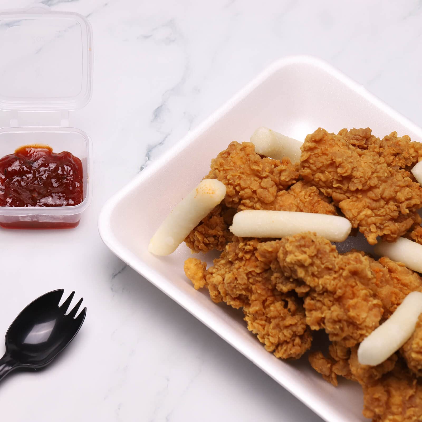 RIKICACA absorbent pad attached to tray helps manage juices and maintain product presentation.