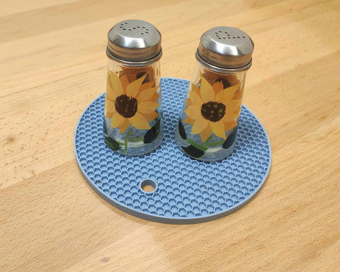 Close-up of hand-painted petals on Ritadeshop shaker