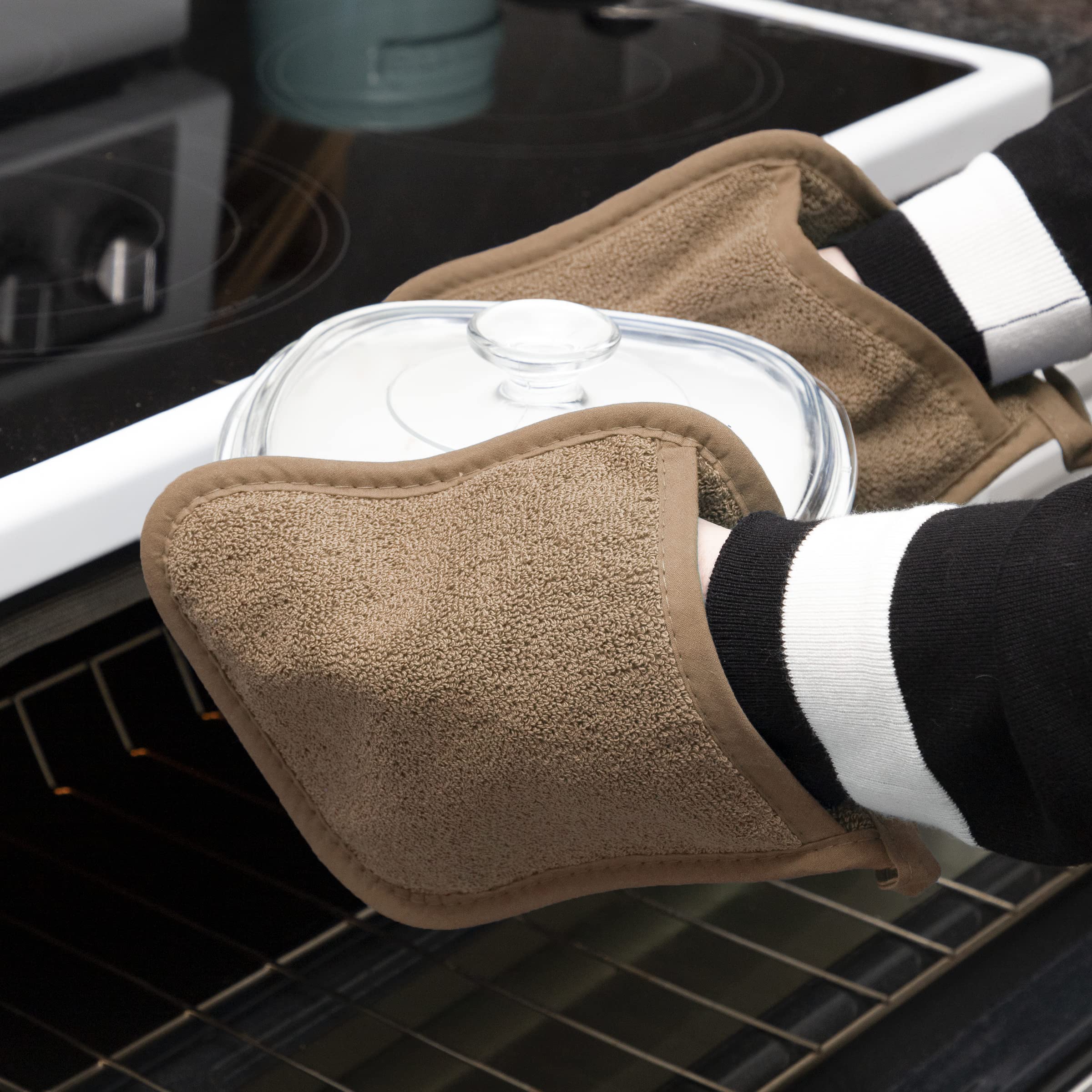 RITZ Royale pocket mitt pocket grip offers secure handling when lifting hot cookware.