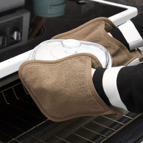 RITZ Royale pocket mitt pocket grip offers secure handling when lifting hot cookware.