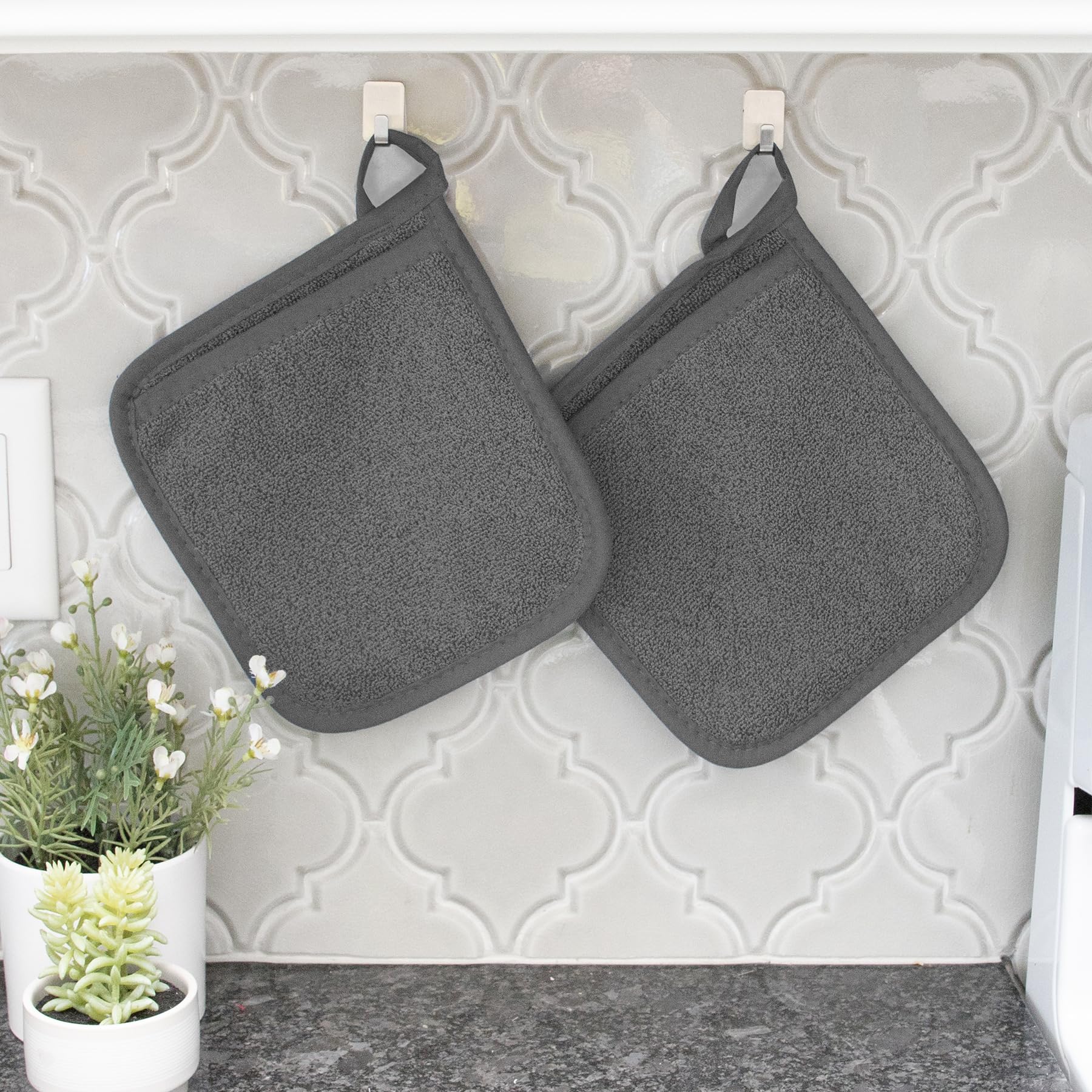 Ritz Royale pot holder graphite in use during oven transfer of hot dish.