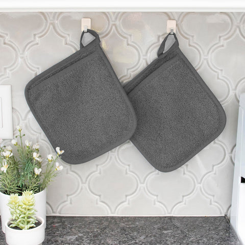 Ritz Royale pot holder graphite in use during oven transfer of hot dish.