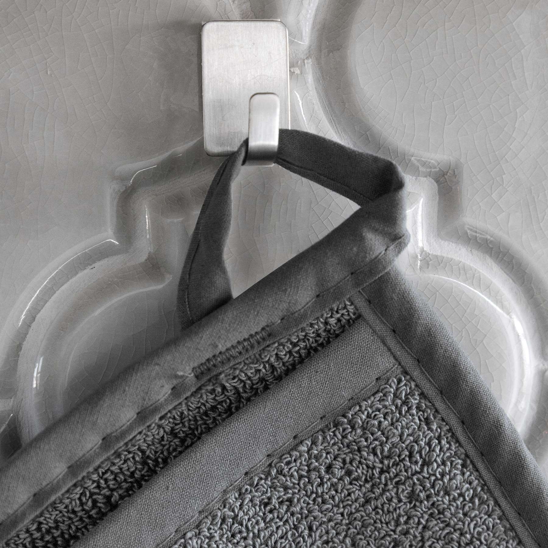 Ritz Terry Pocket Mitt graphite hanging loop enables quick access in busy kitchens.