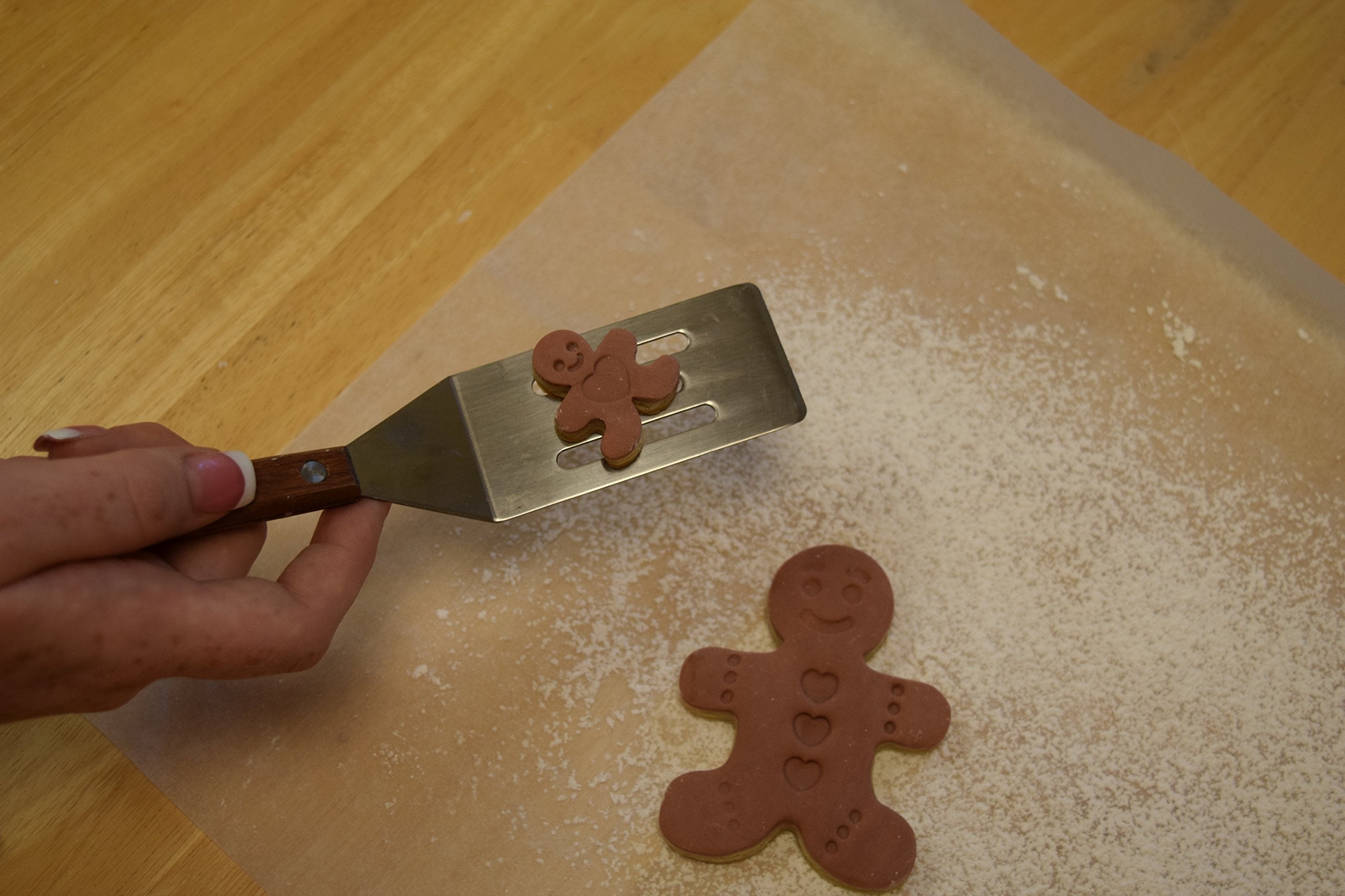 R&M fondant stamping for precise, festive decorations
