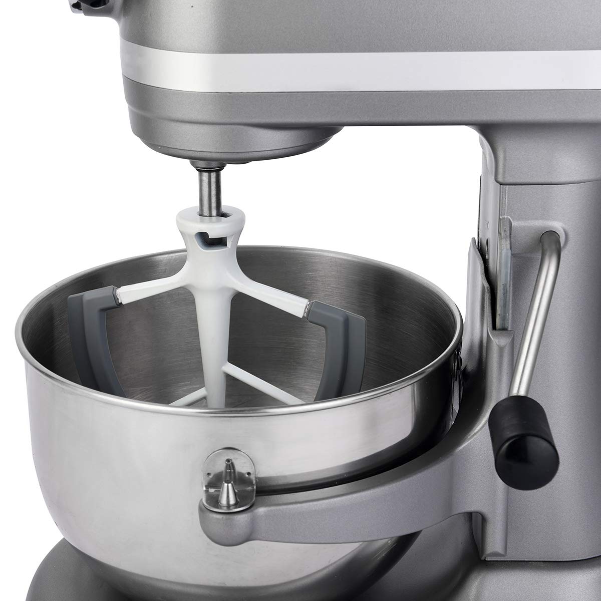 Roabertic Flex Edge Beater in action cleaning the bowl while pouring batters.