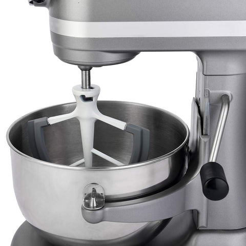 Roabertic Flex Edge Beater in action cleaning the bowl while pouring batters.