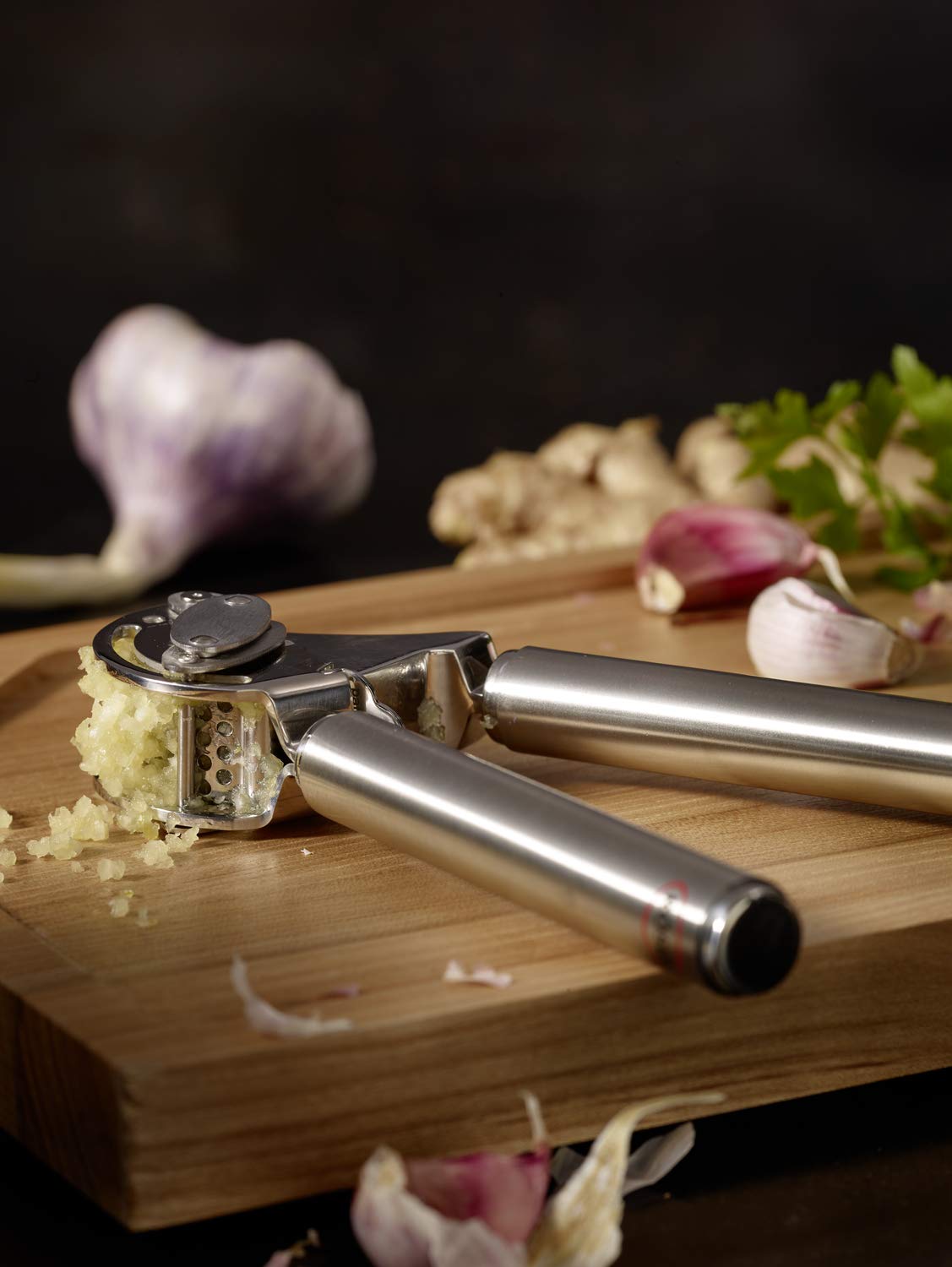 Rösle dishwasher-safe garlic press ensures convenient cleanup after meal prep.