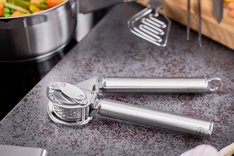 Rösle ergonomic 13-inch design provides comfortable grip during prep.