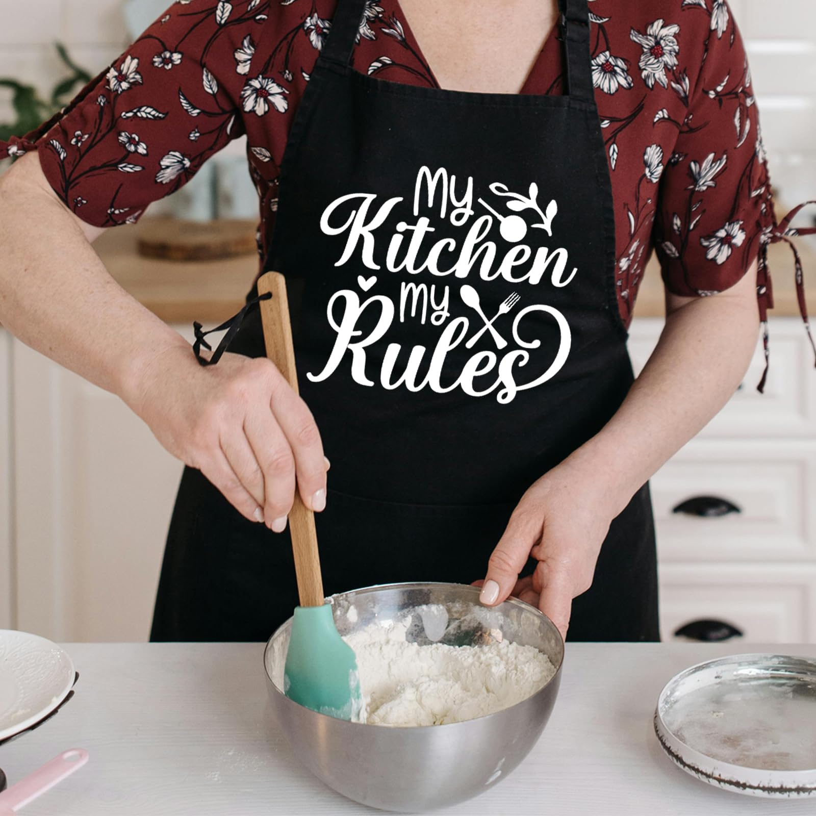 Rokasreke apron with playful design, ideal gift for cooks and bakers.