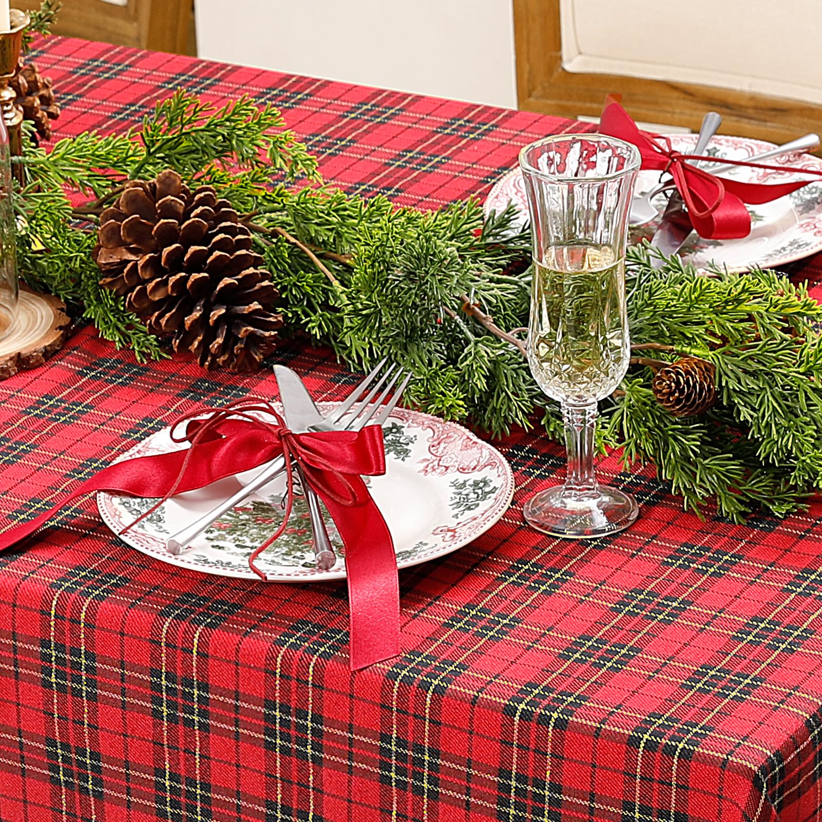 Romanstile hemmed edge detail highlighting refined finish for elegant tables