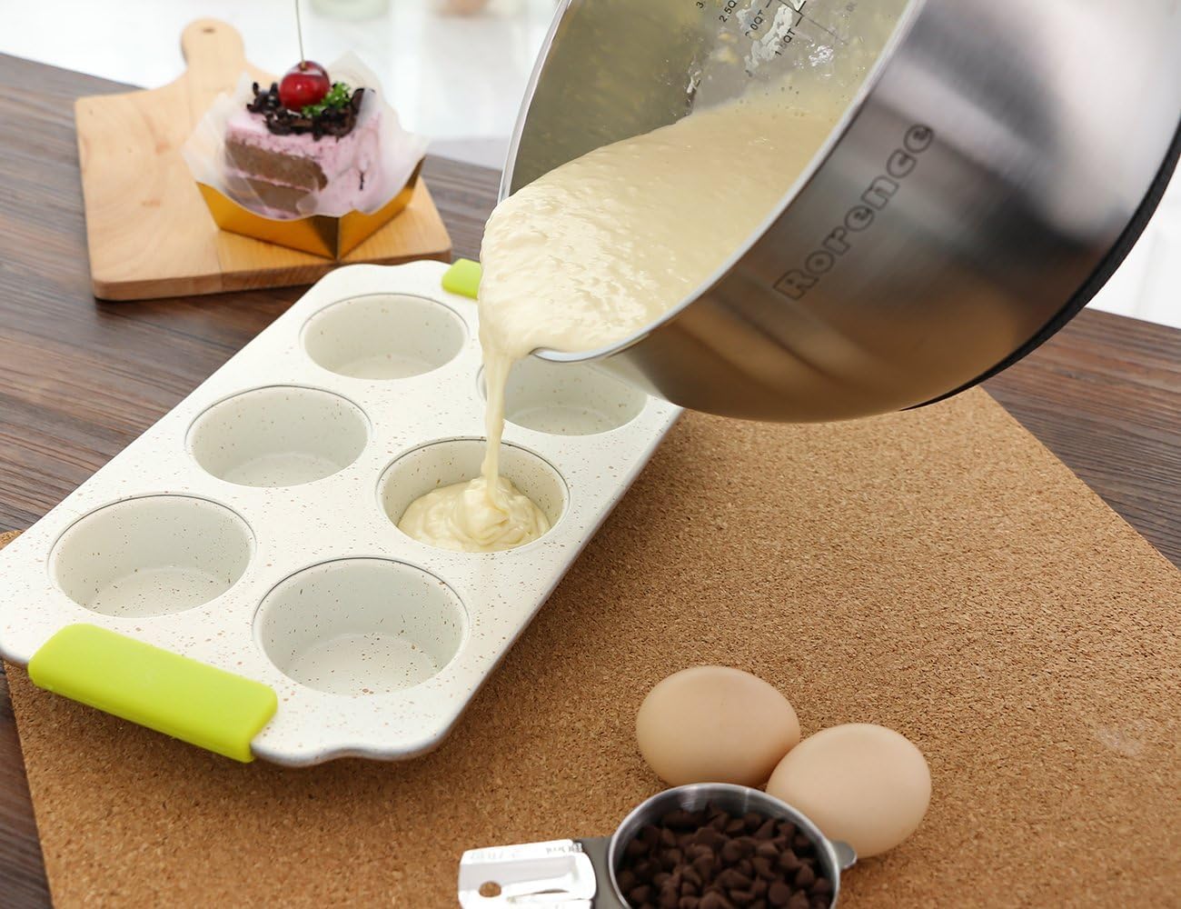 Rorence 1.5 qt bowl ideal for vinaigrettes and quick mixes.