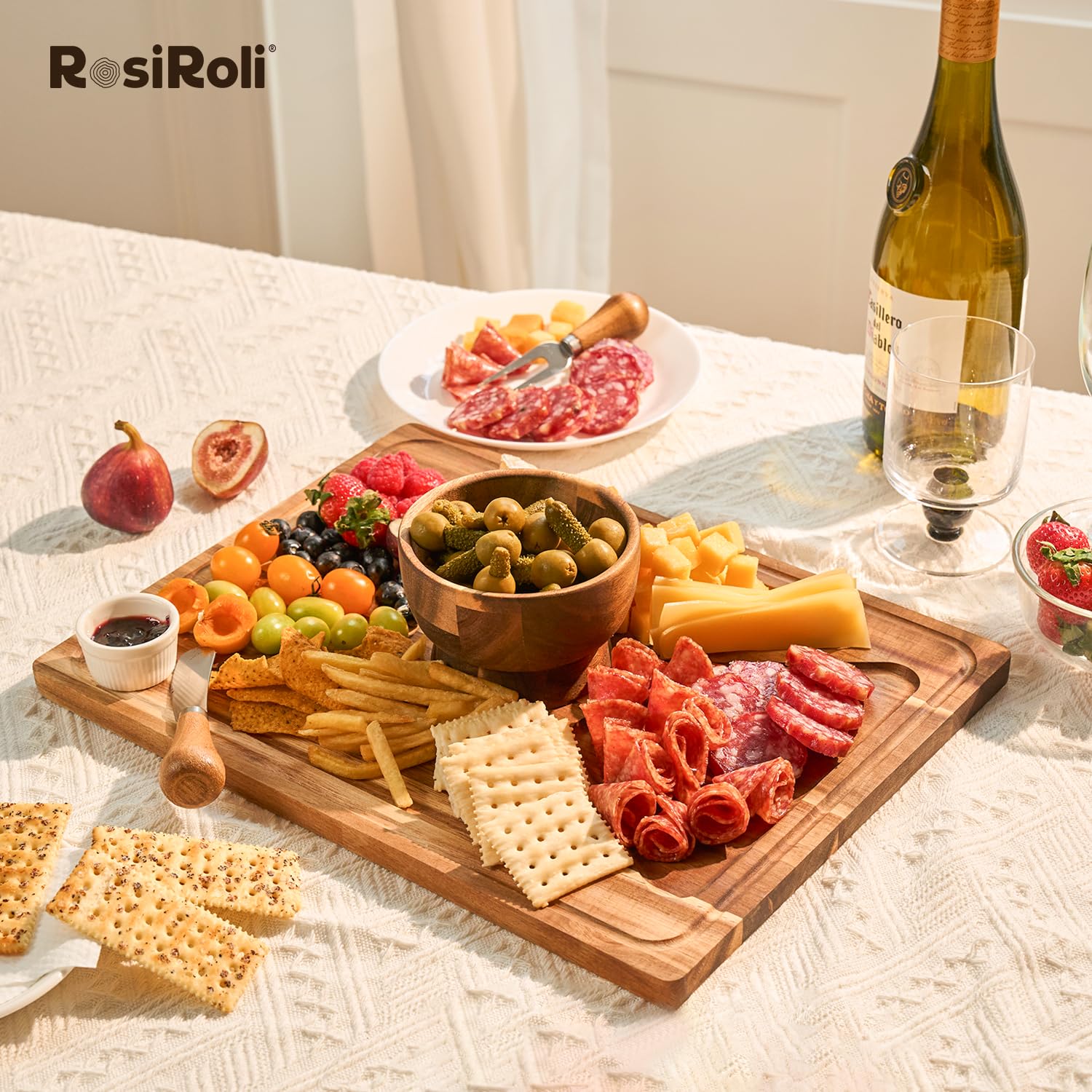 RosiRoli magnetic bowl is detachable for easy serving and cleanup.