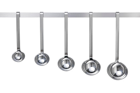 Rösle 10009 ladle shows ergonomic groove for precise grip.