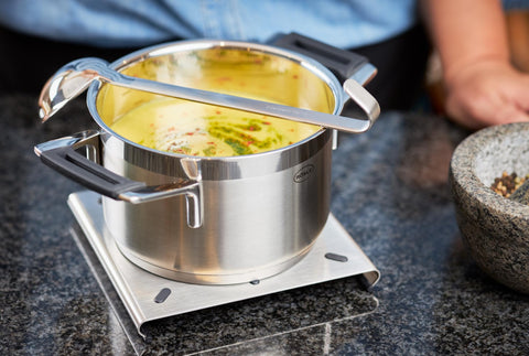 Rösle 10009 rounded edges provide smooth handling during serving.