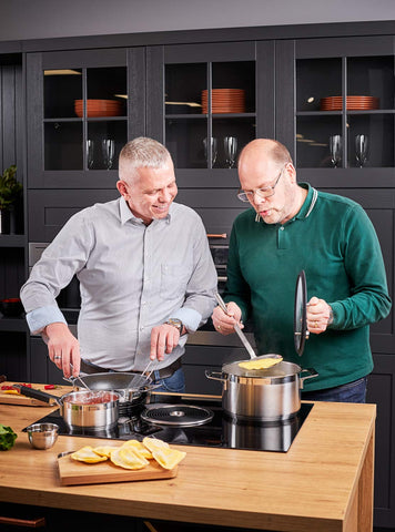 Rösle 12436 spatula stainless steel handle provides a comfortable grip
