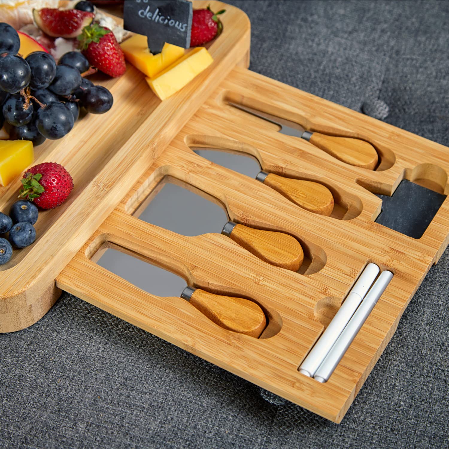 RoyalHouse knife set on board provides versatile cutting options.