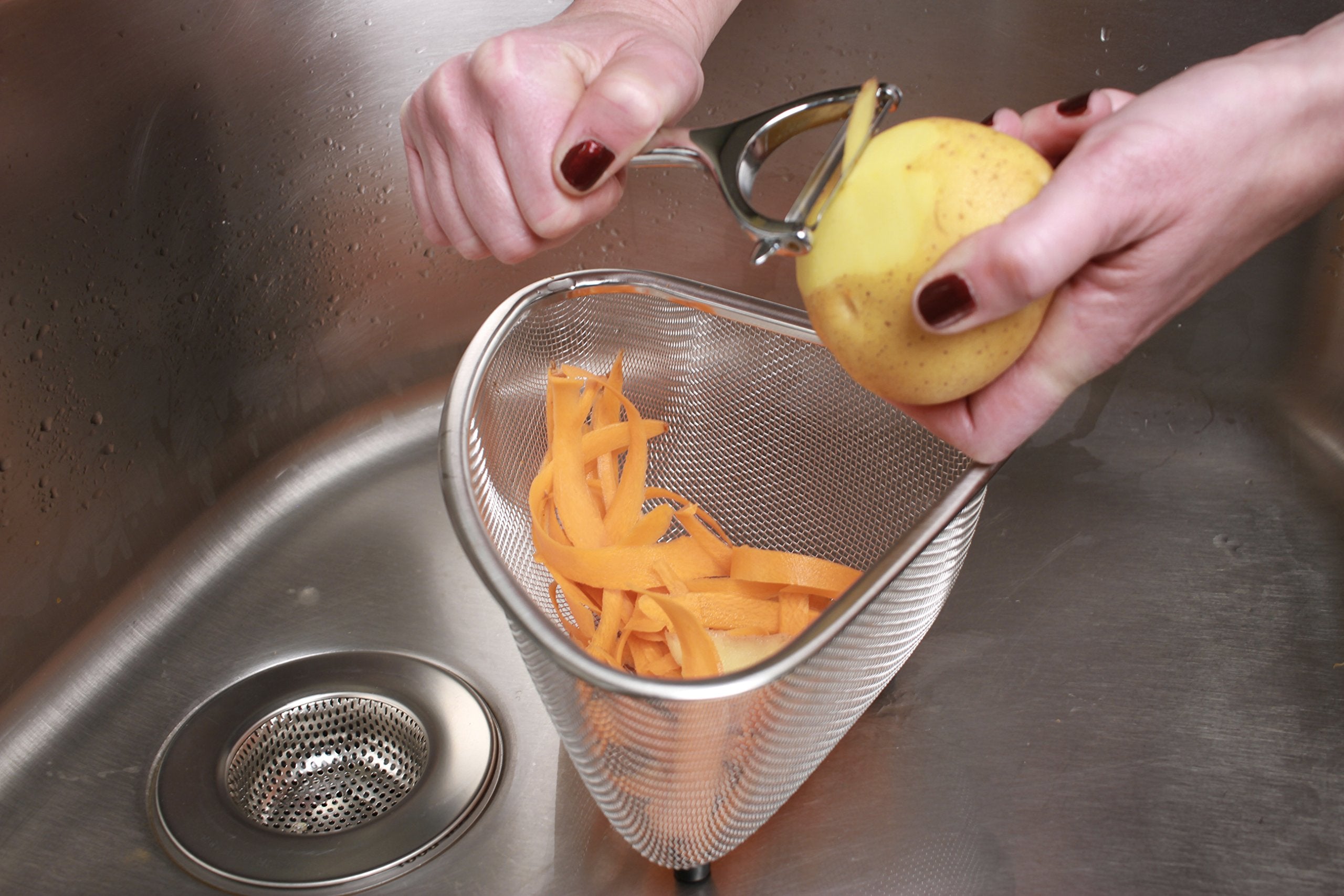 Mesh basket for separating peels and seeds during fruit prep
