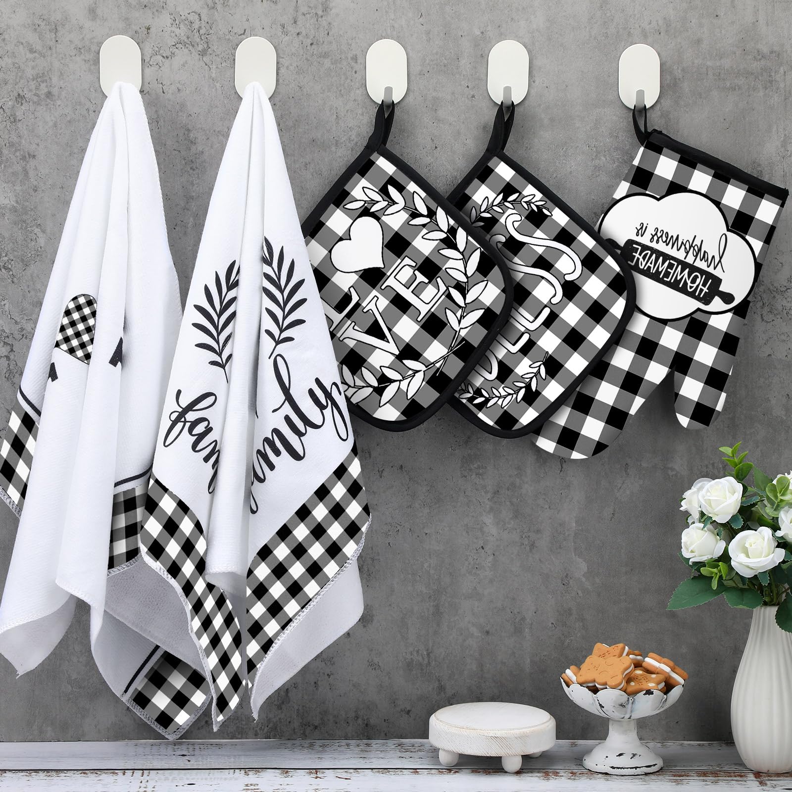 Rtteri buffalo plaid pot holder showing cushioned grip and heat protection.