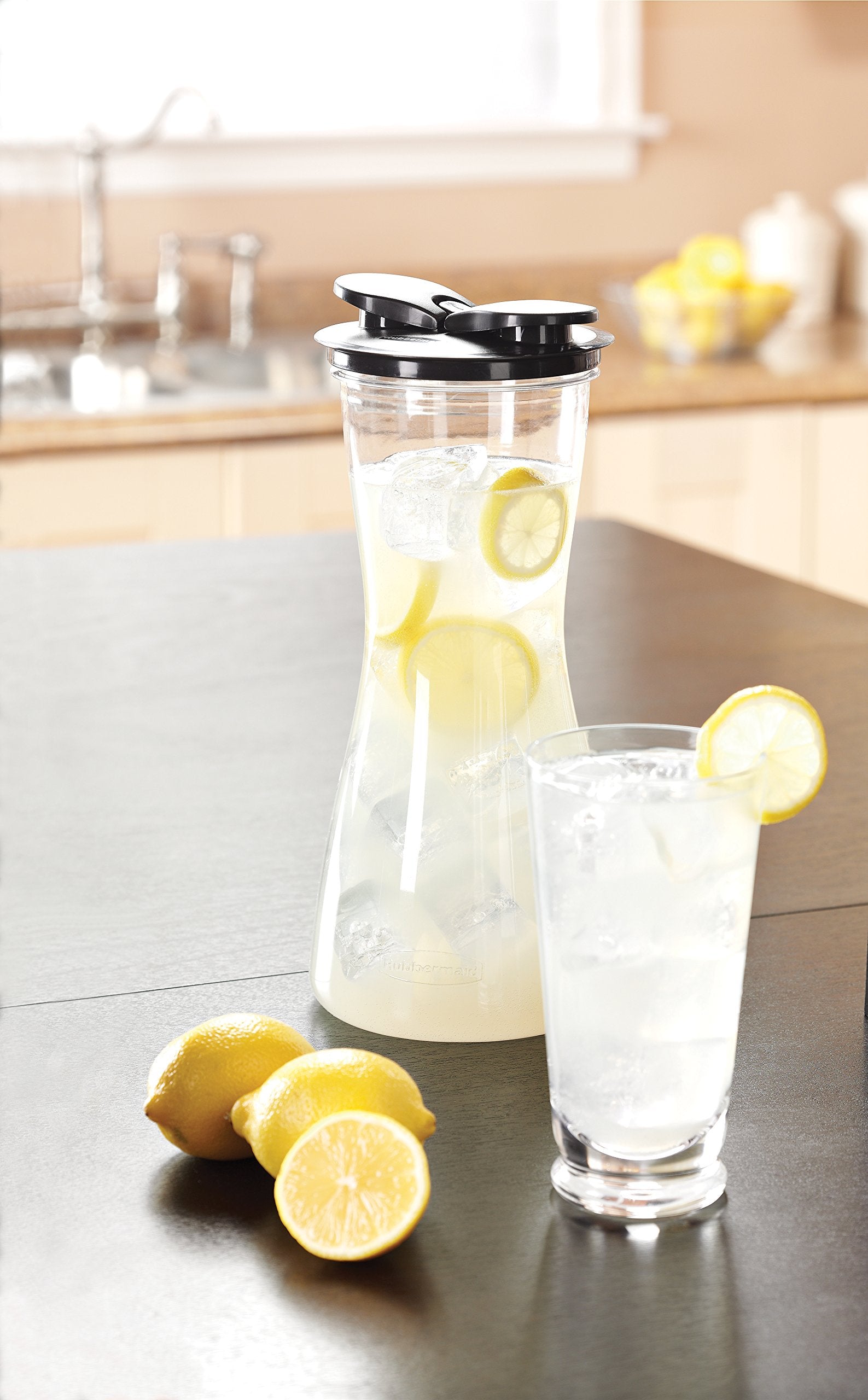 Rubbermaid carafe 2-quart capacity for servings