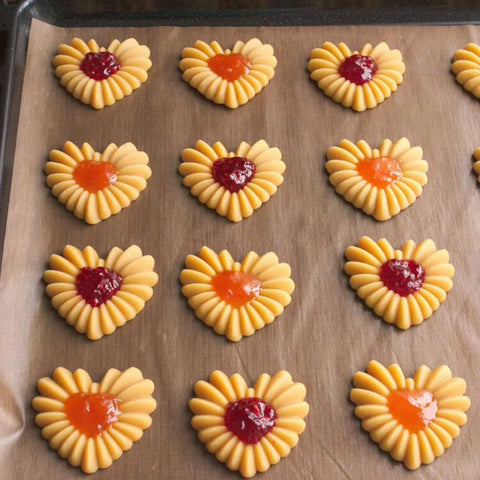 Ryetaga outer-inner press creates consistent shapes for party cookies.