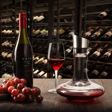 S JUSTSTART decanter with anti-spill narrow-neck for easy pouring.