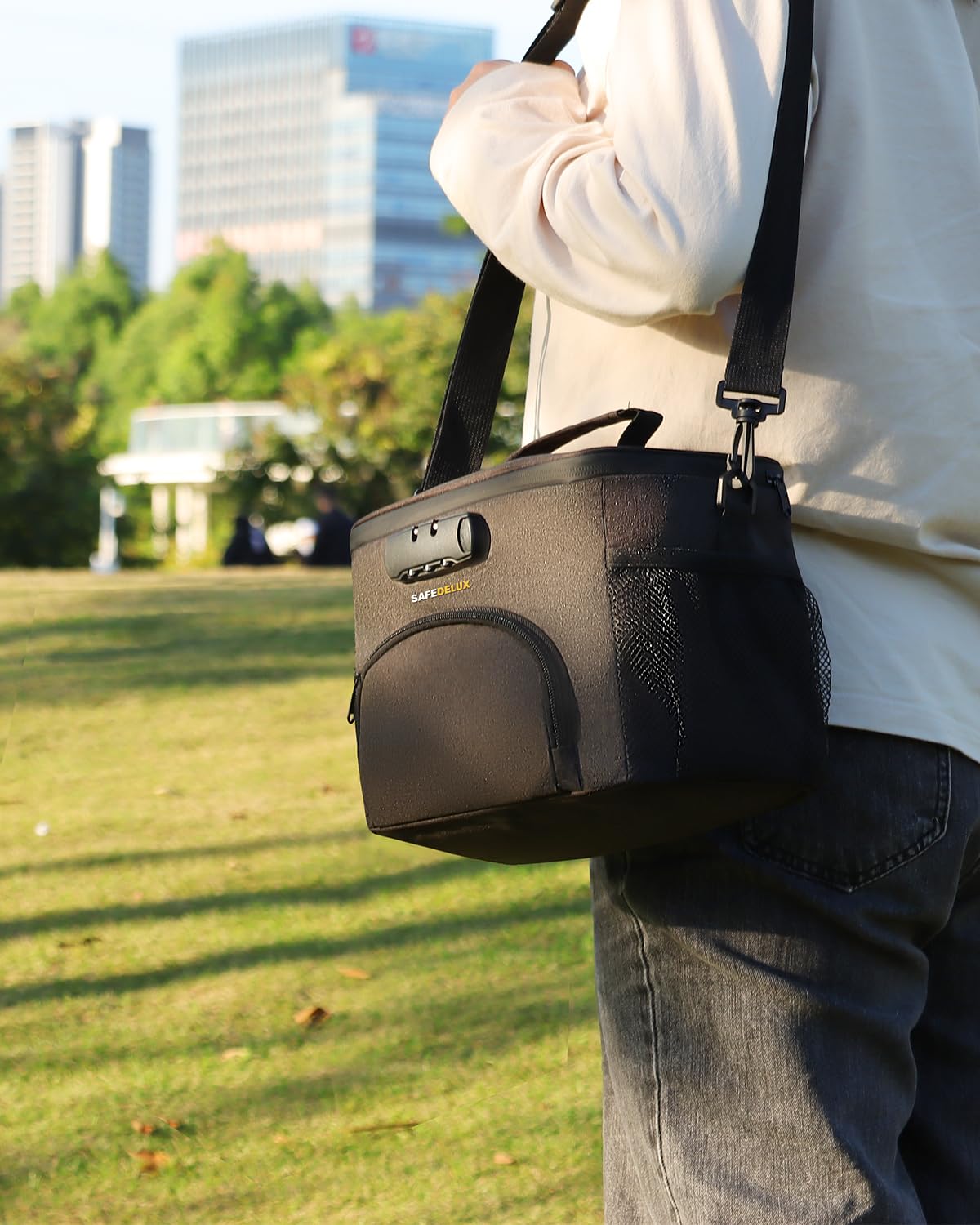 SafeDelux insulated lunch bag side mesh pockets hold water bottles easily.