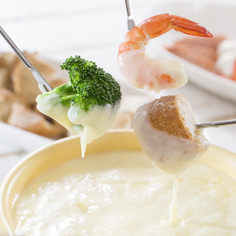 Sago Brothers heat-resistant handle design prevents scorching during dipping.