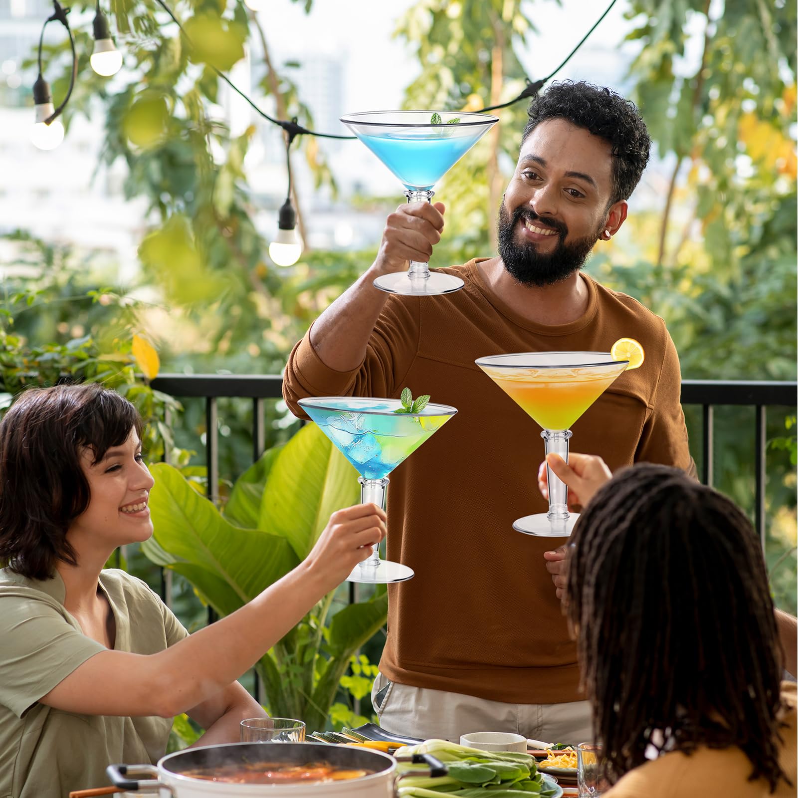 SAIAOKJ giant martini glass ideal for birthdays and festive gatherings.
