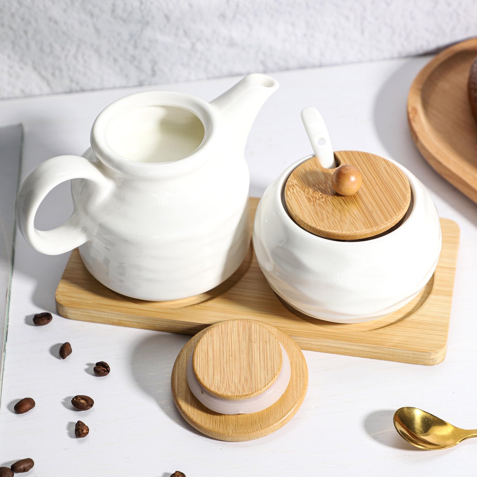 Sailench ceramic set on table complements various decors and occasions.