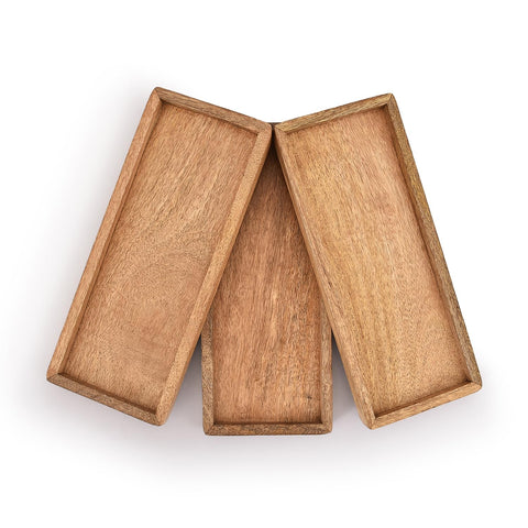 Samhita mango wood platter close-up showing raised edge and smooth grain.