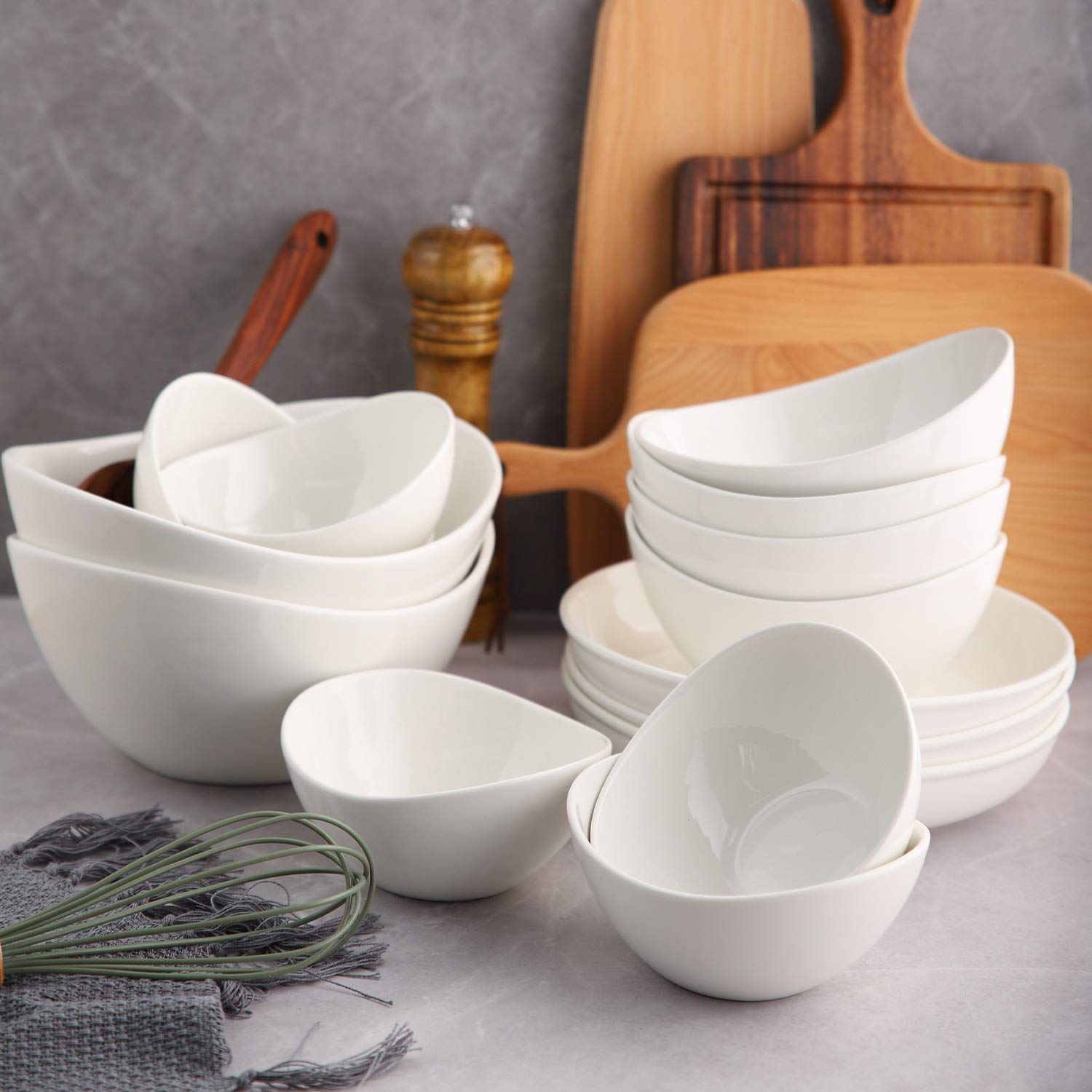 Samsle microwave- and dishwasher-safe bowls for easy heating and cleanup.