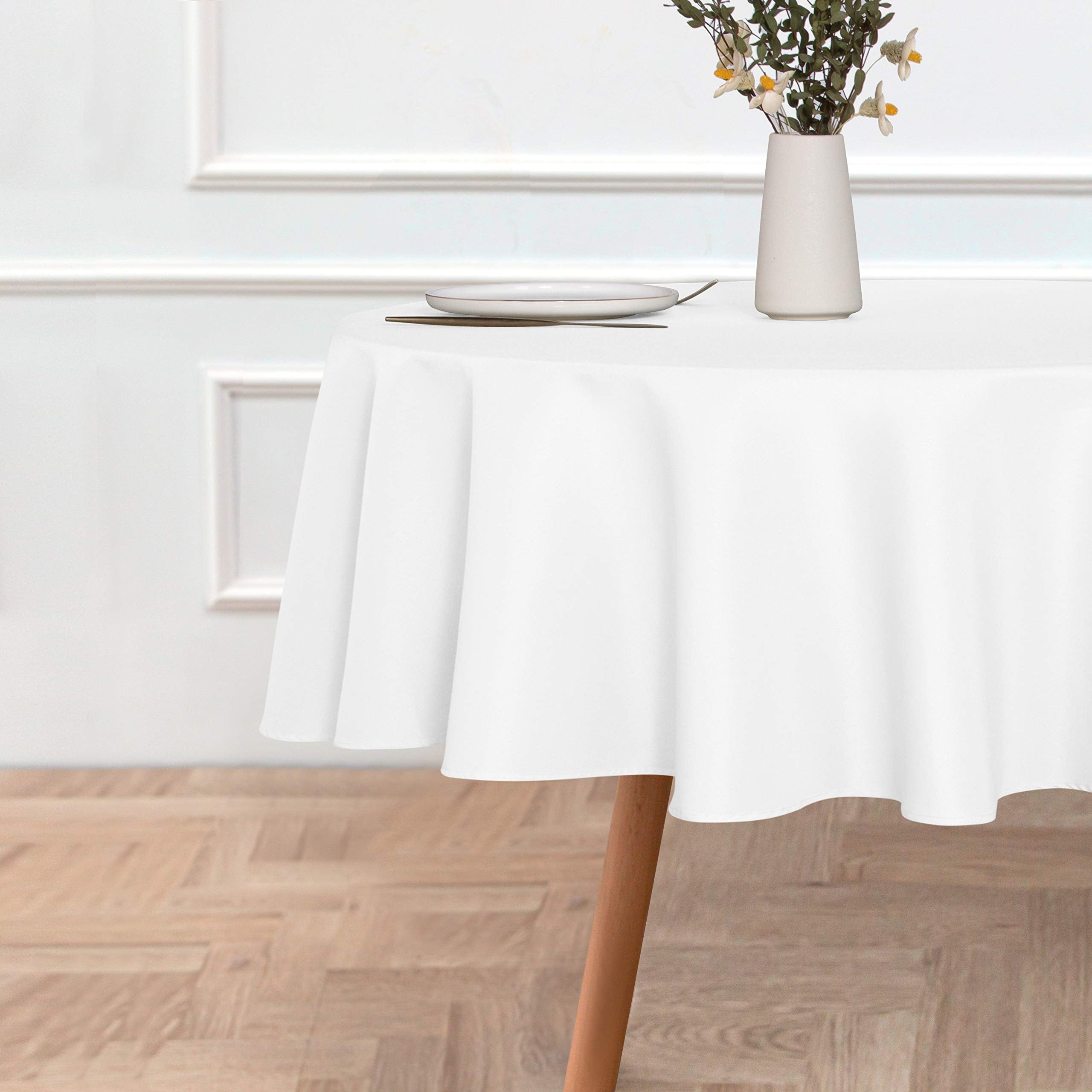 Sancua water-resistant tablecloth closeup highlights durable polyester fabric