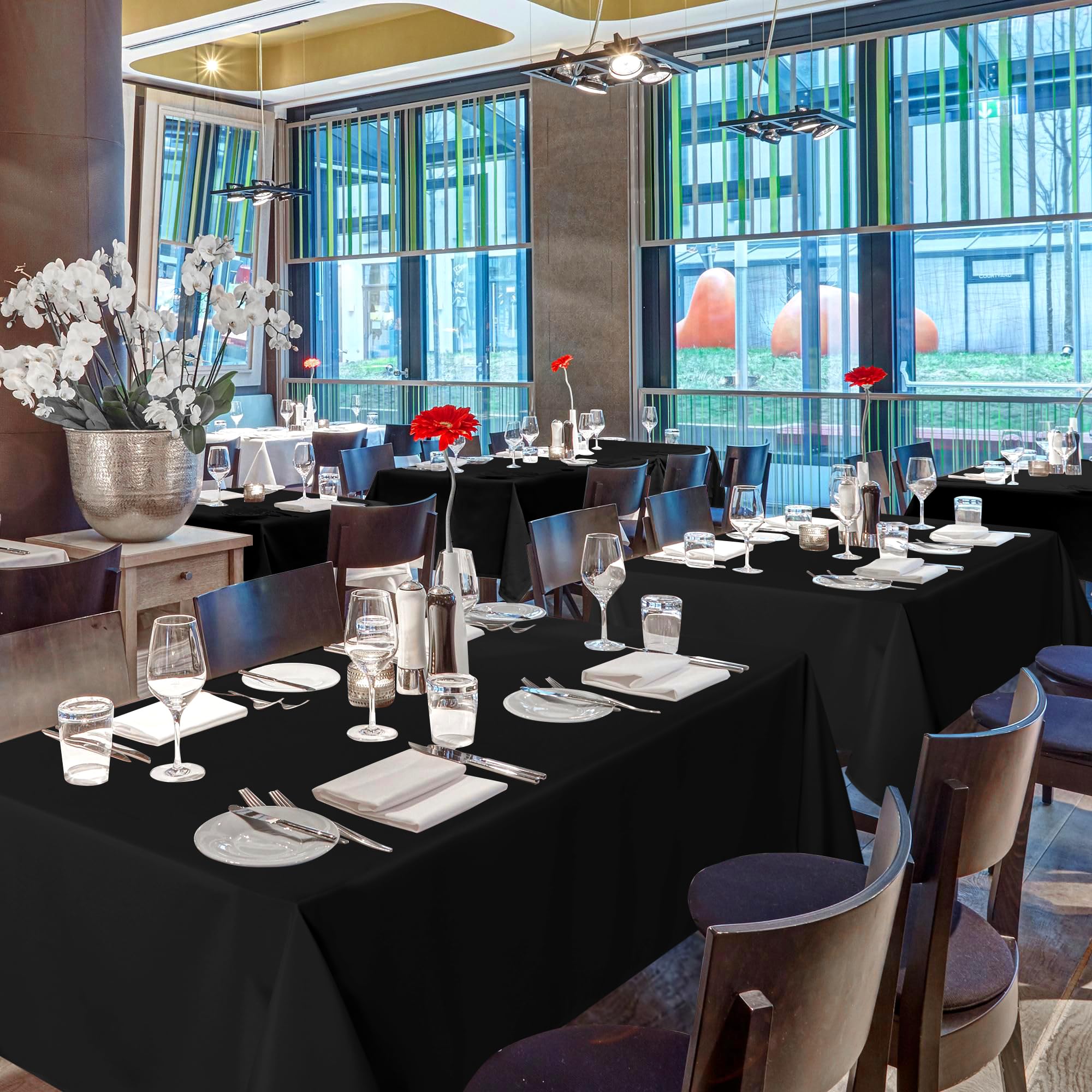 Wrinkle and stain resistant design by Sancua keeps tables looking pristine.