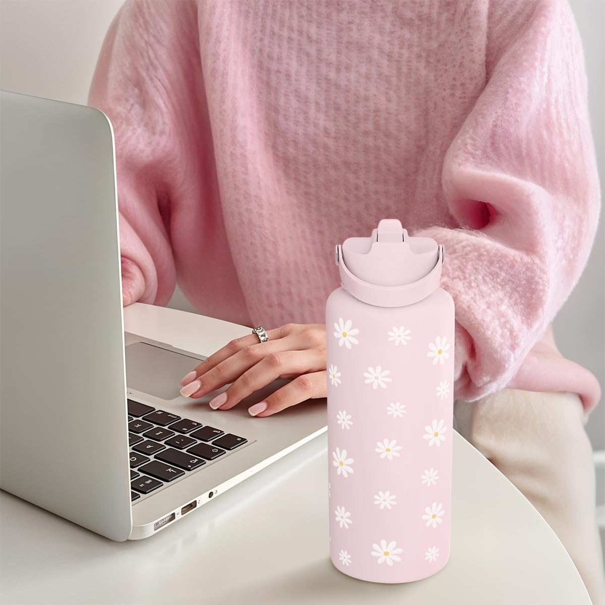 SANDJEST Daisy bottle in gym environment for steady hydration.
